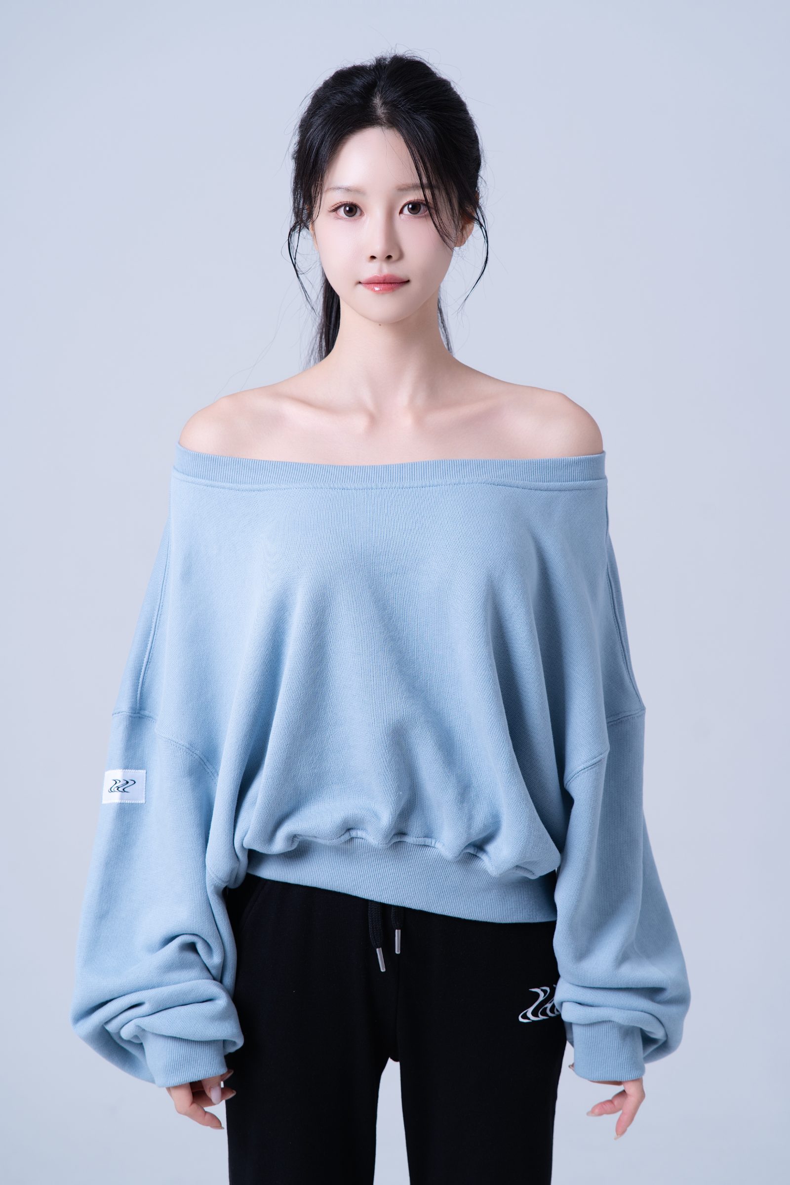 𝐗𝐀𝐈 우먼 크롭 오프숄더 라벨 스웨트 셔츠 (Mint) 3